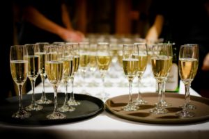 verres de champagne et verres de vins sur une table