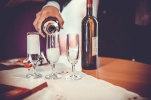 verser du vin dans des verres